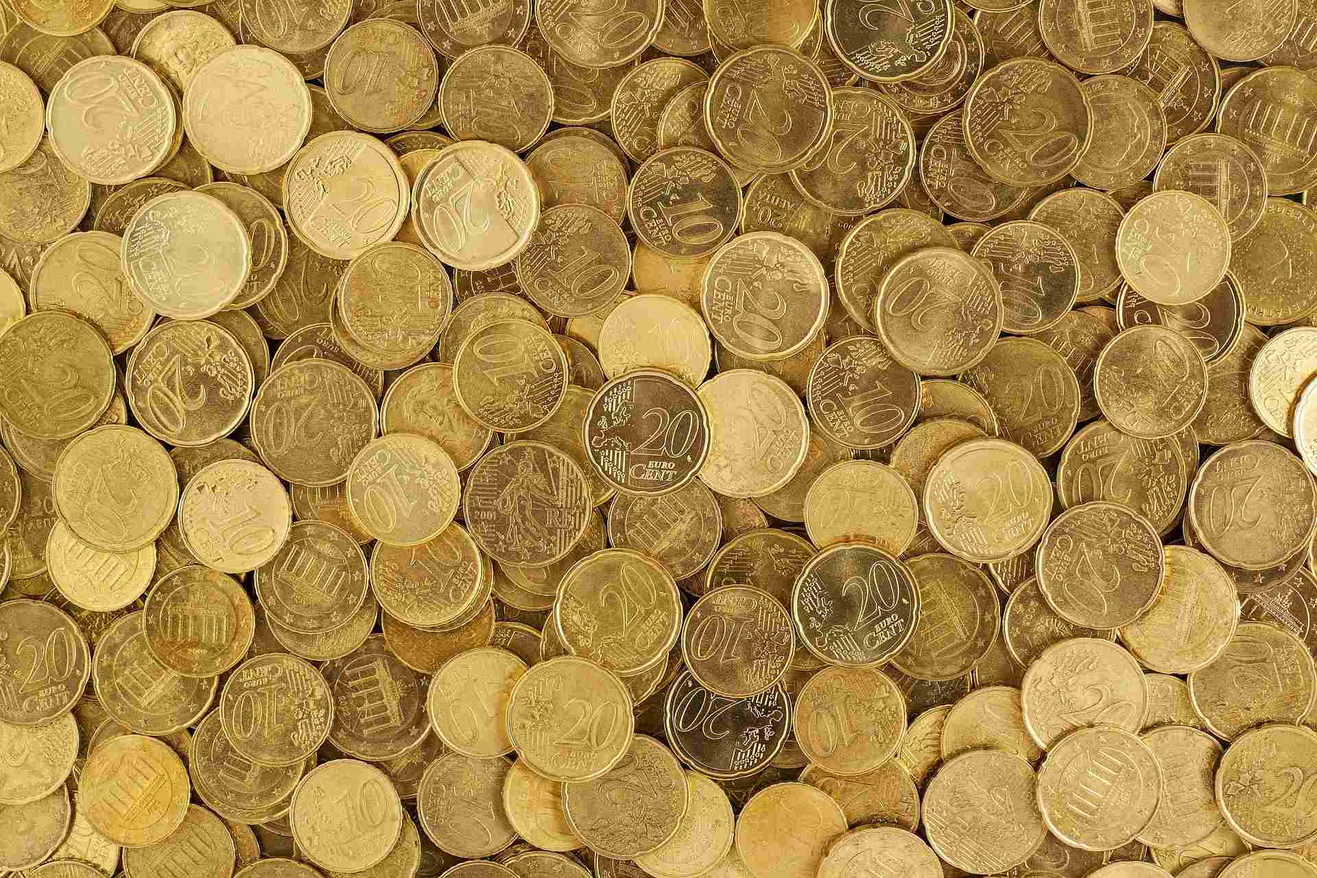Blick auf einen Haufen 10 Cent und 20 Cent Münzen